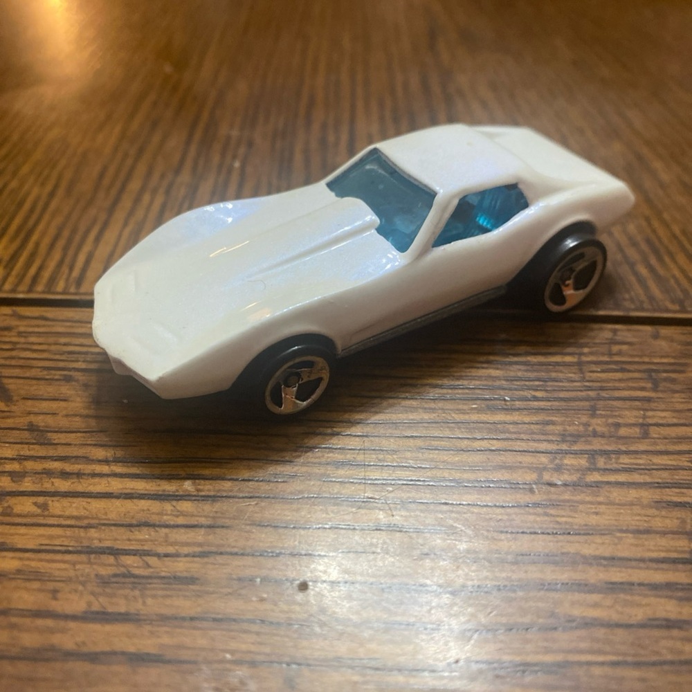 Vintage 1975 Hot Wheels Corvette Stingray  Malaysia White Pearl Blue Windows
